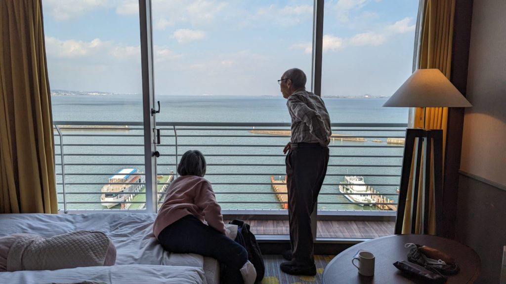 琵琶湖ホテルから景色を見る二人